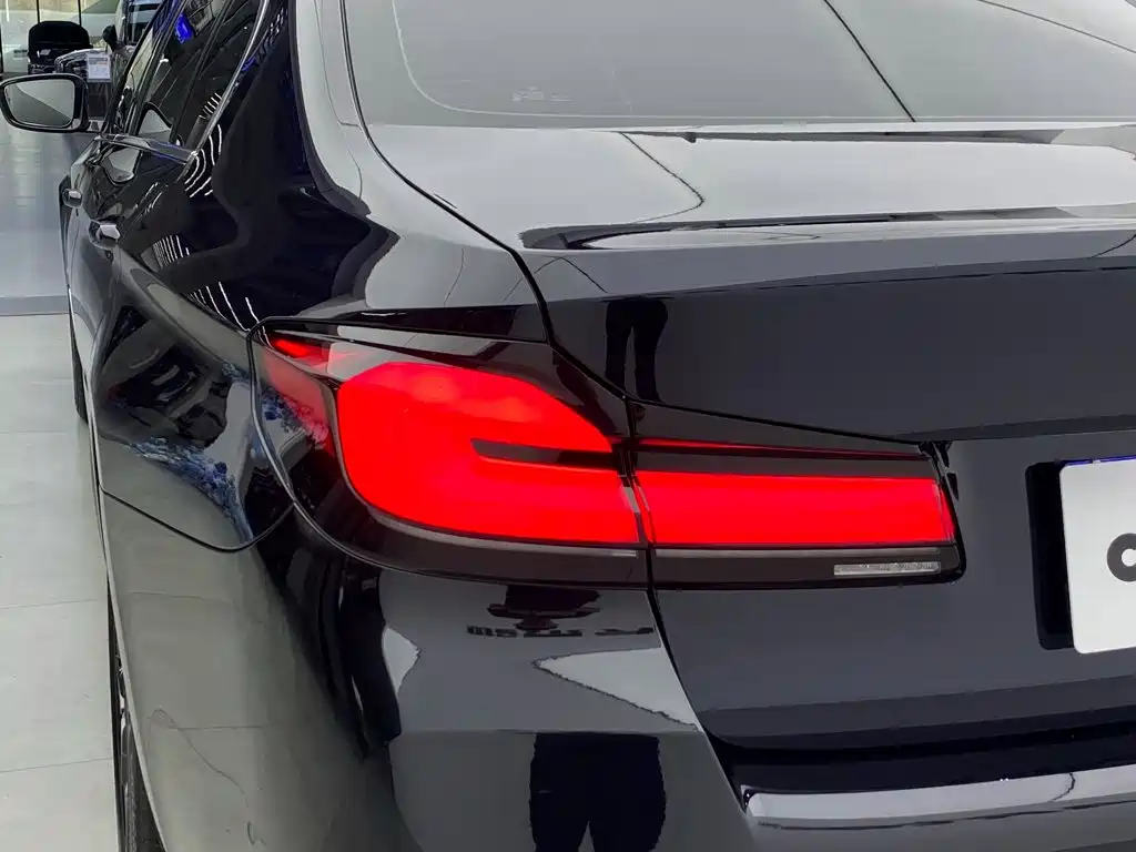 BMW 5 Series — миниатюра 7
