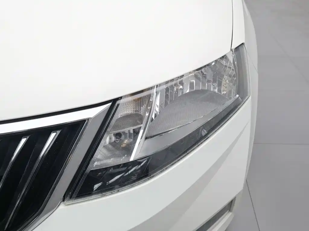Skoda Rapid — миниатюра 7