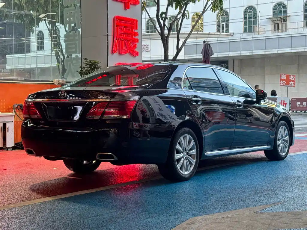 Toyota Crown — миниатюра 4