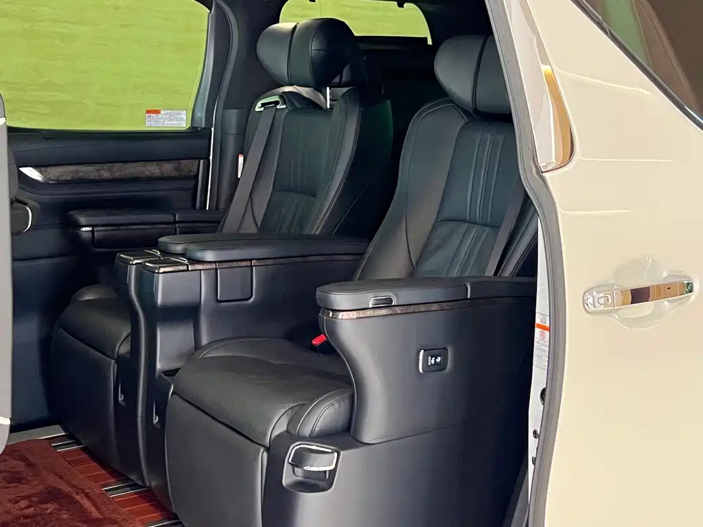 Toyota Alphard — миниатюра 6