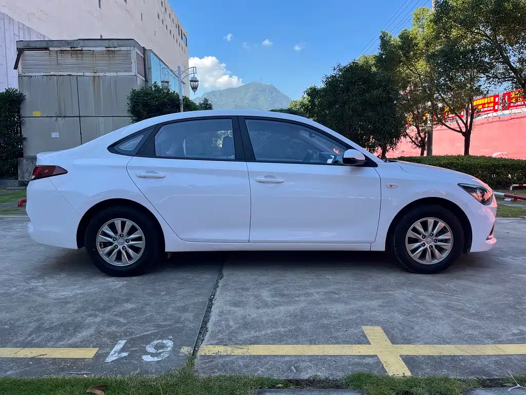 Hyundai Elantra — миниатюра 4