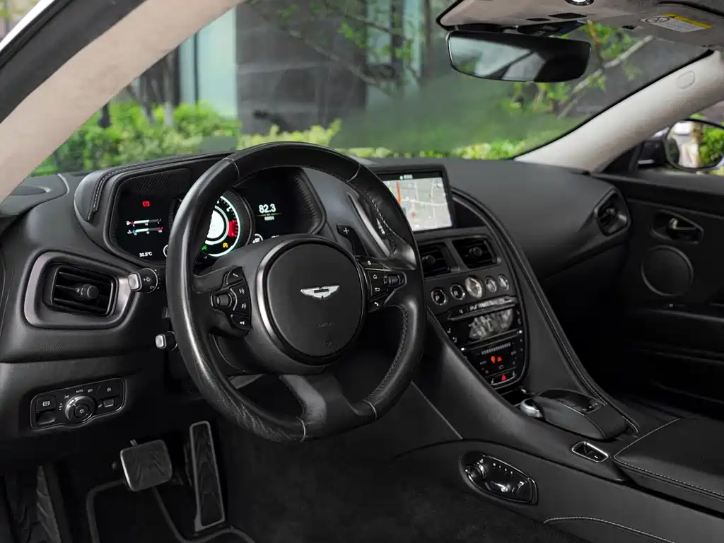 Aston Martin DB11 — миниатюра 10