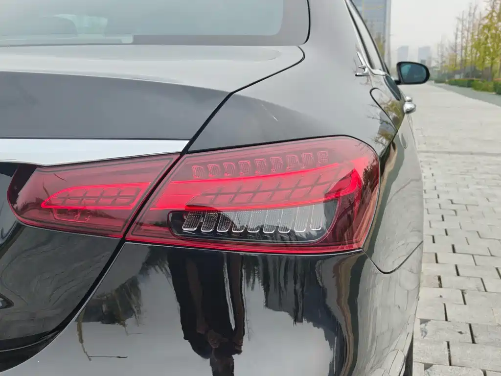 Mercedes-Benz E-Class — миниатюра 8