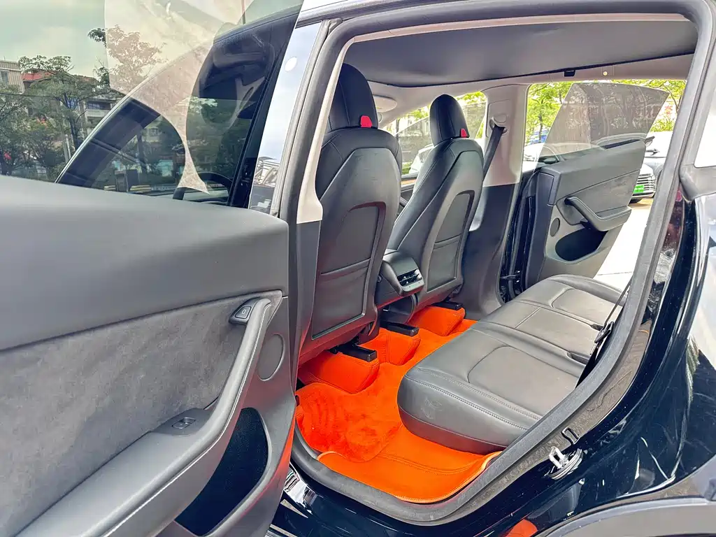 Tesla Model Y — миниатюра 9