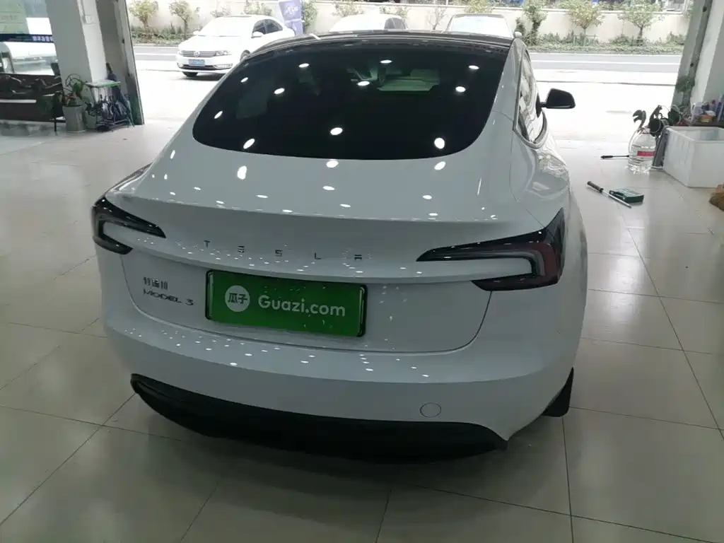 Tesla Model 3 — миниатюра 6