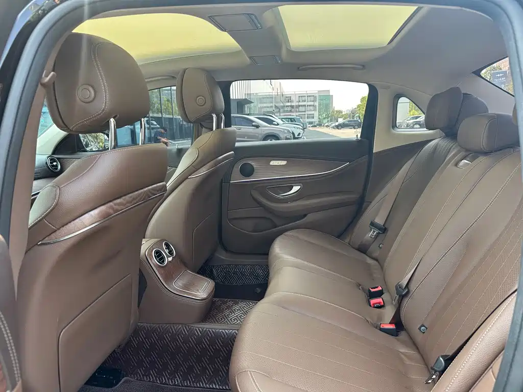 Mercedes-Benz E-Class — миниатюра 7