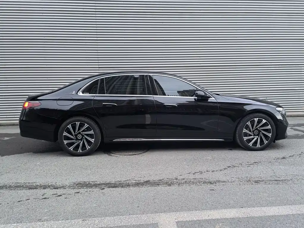 Mercedes-Benz E-Class — миниатюра 11