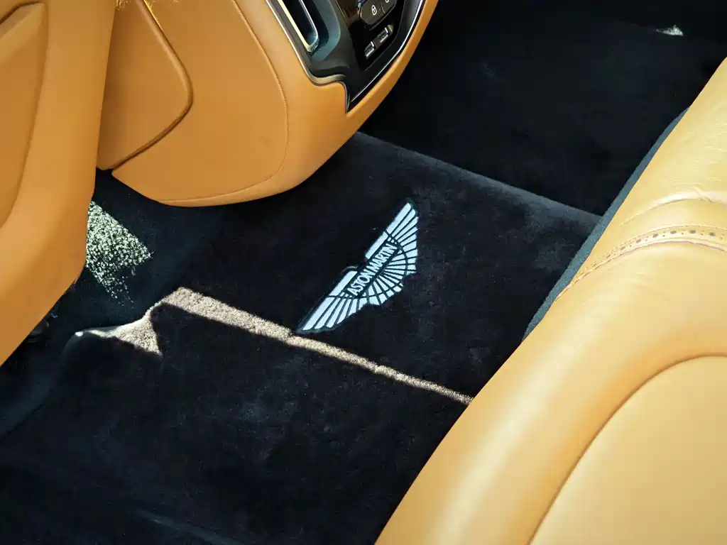 Aston Martin DBX — миниатюра 17