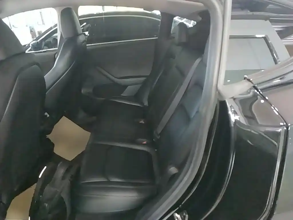 Tesla Model Y — миниатюра 17