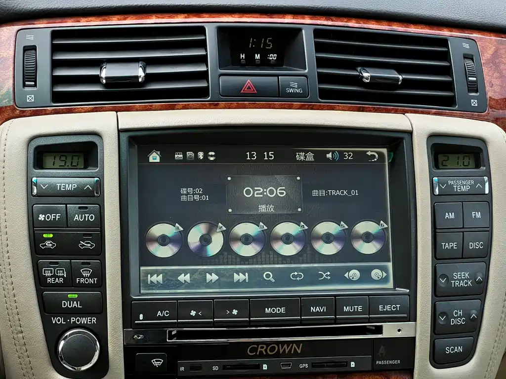 Toyota Crown — миниатюра 15
