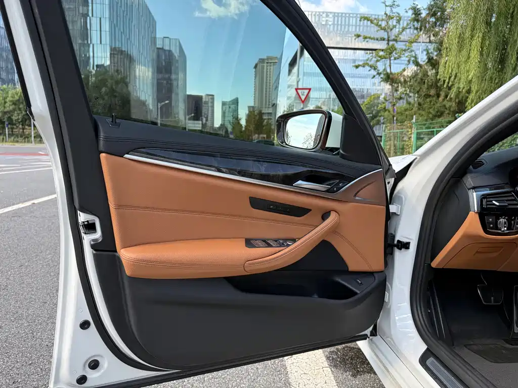 BMW 5 Series — миниатюра 21
