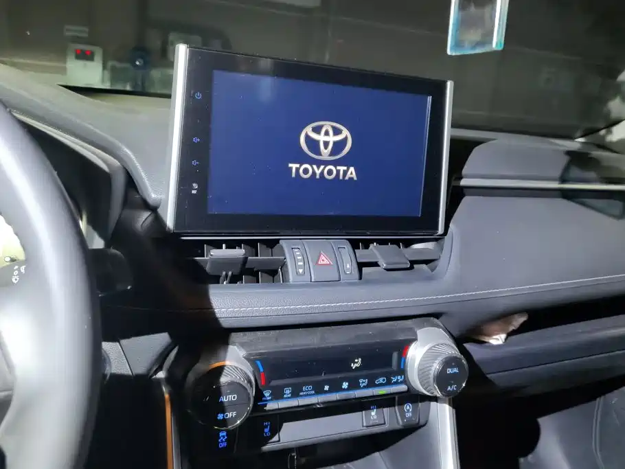 Toyota RAV4 — миниатюра 13