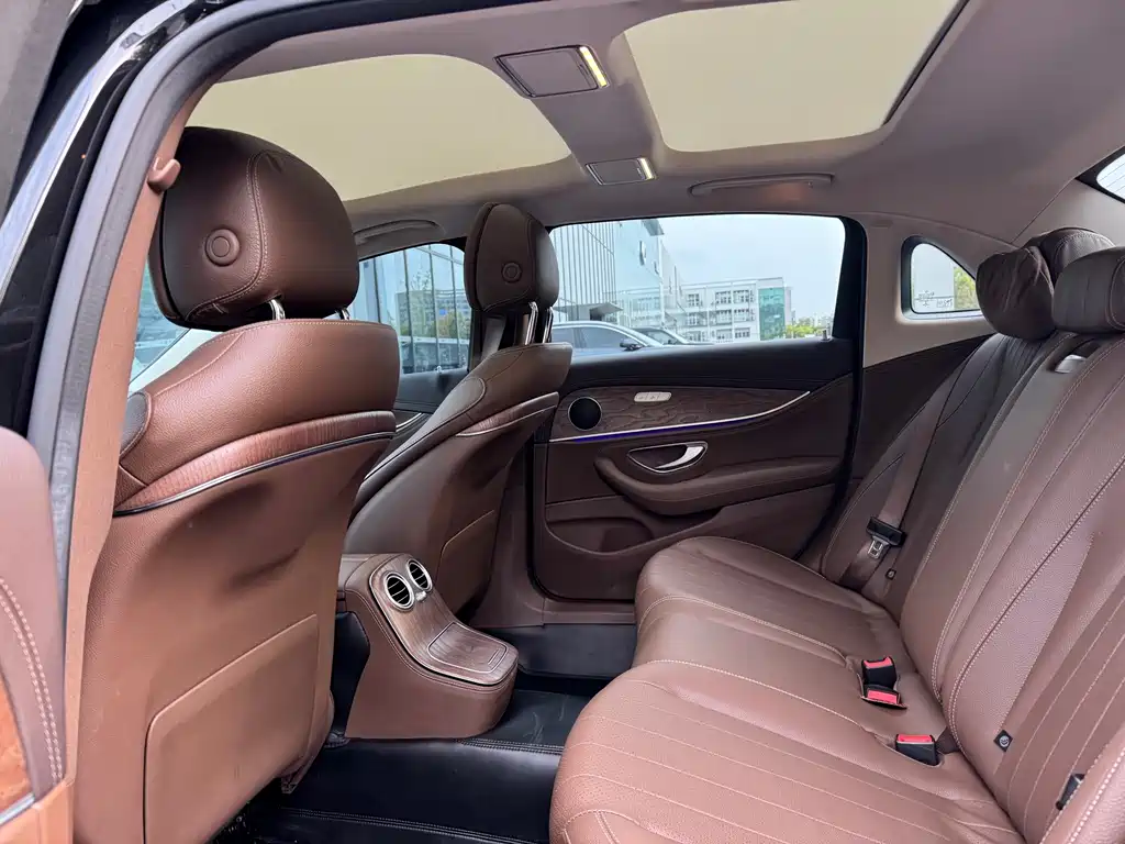 Mercedes-Benz E-Class — миниатюра 8