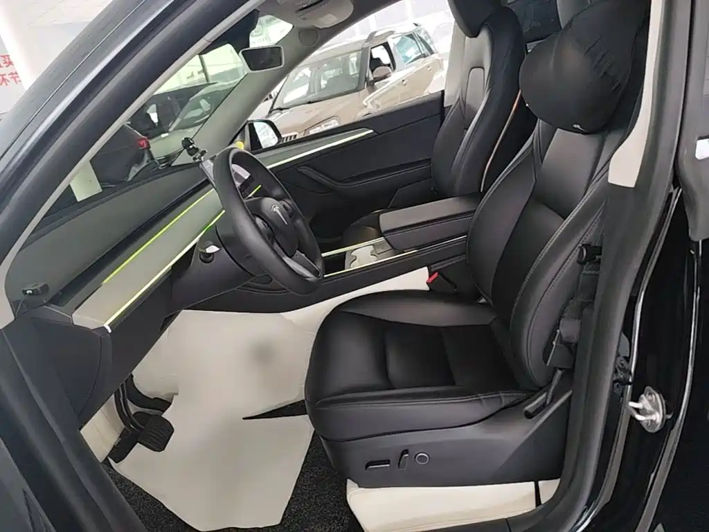 Tesla Model Y — миниатюра 15
