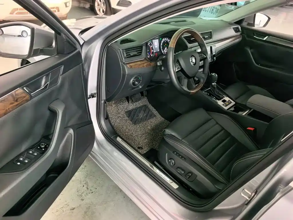 Skoda Superb — миниатюра 12
