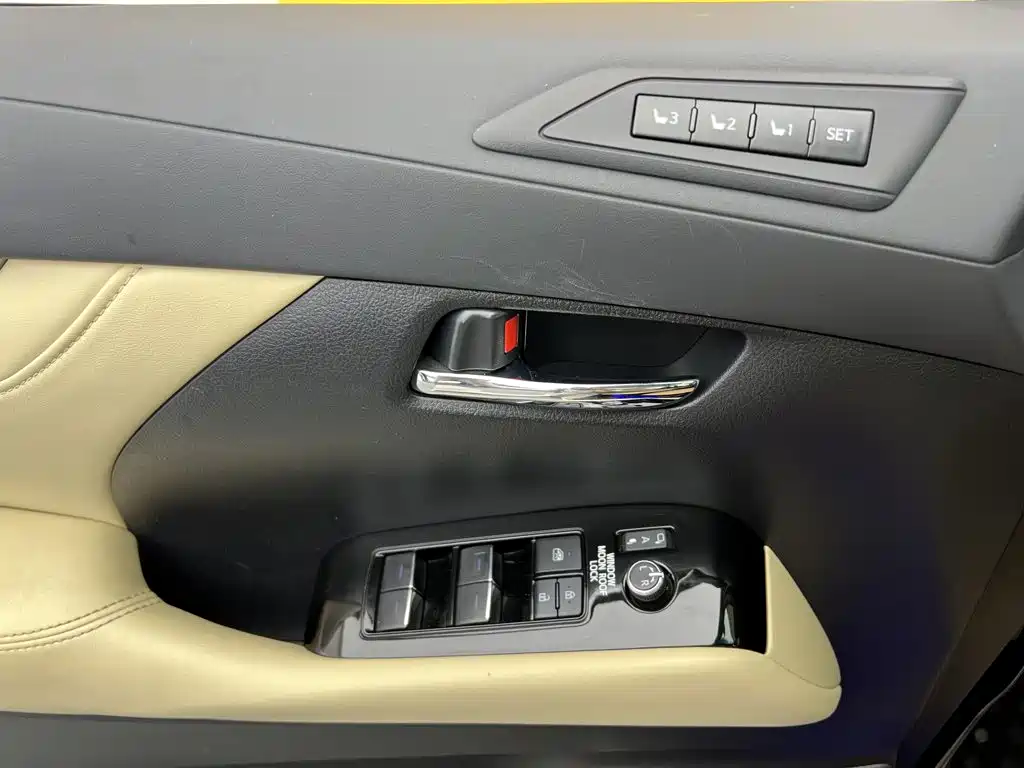 Toyota Alphard — миниатюра 9