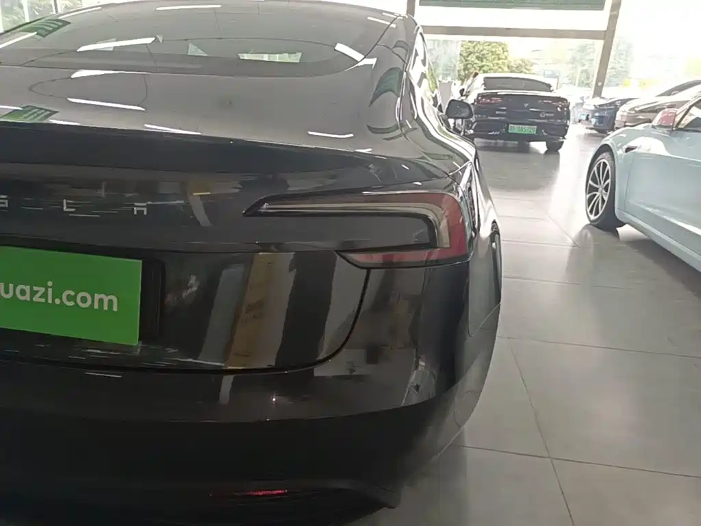 Tesla Model 3 — миниатюра 8