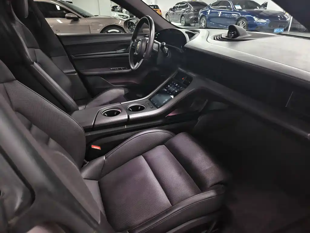 Porsche Taycan — миниатюра 9