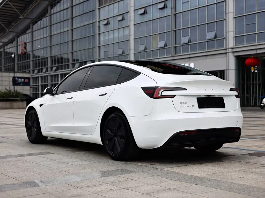 Tesla Model 3 — миниатюра 6