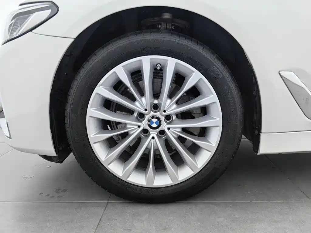 BMW 5 Series — миниатюра 17