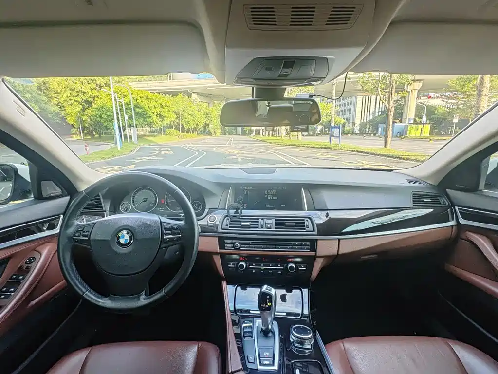 BMW 5 Series — миниатюра 8