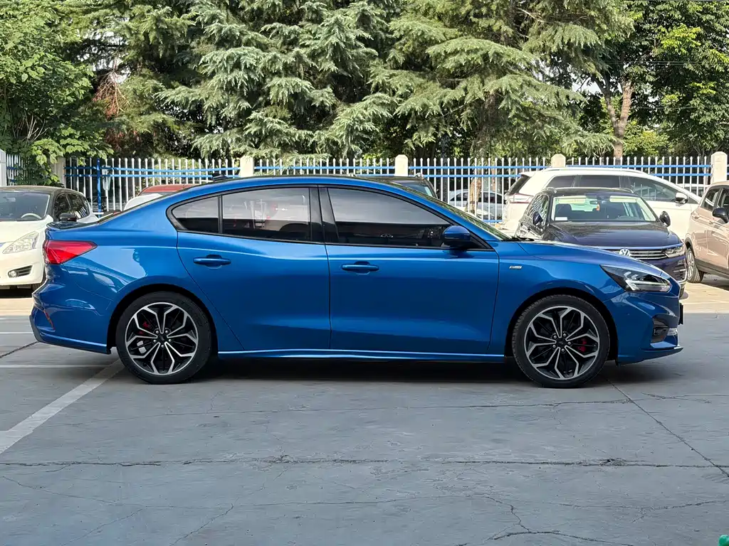Ford Focus Sedan EcoBoost 180 Auto ST Line, фото 16