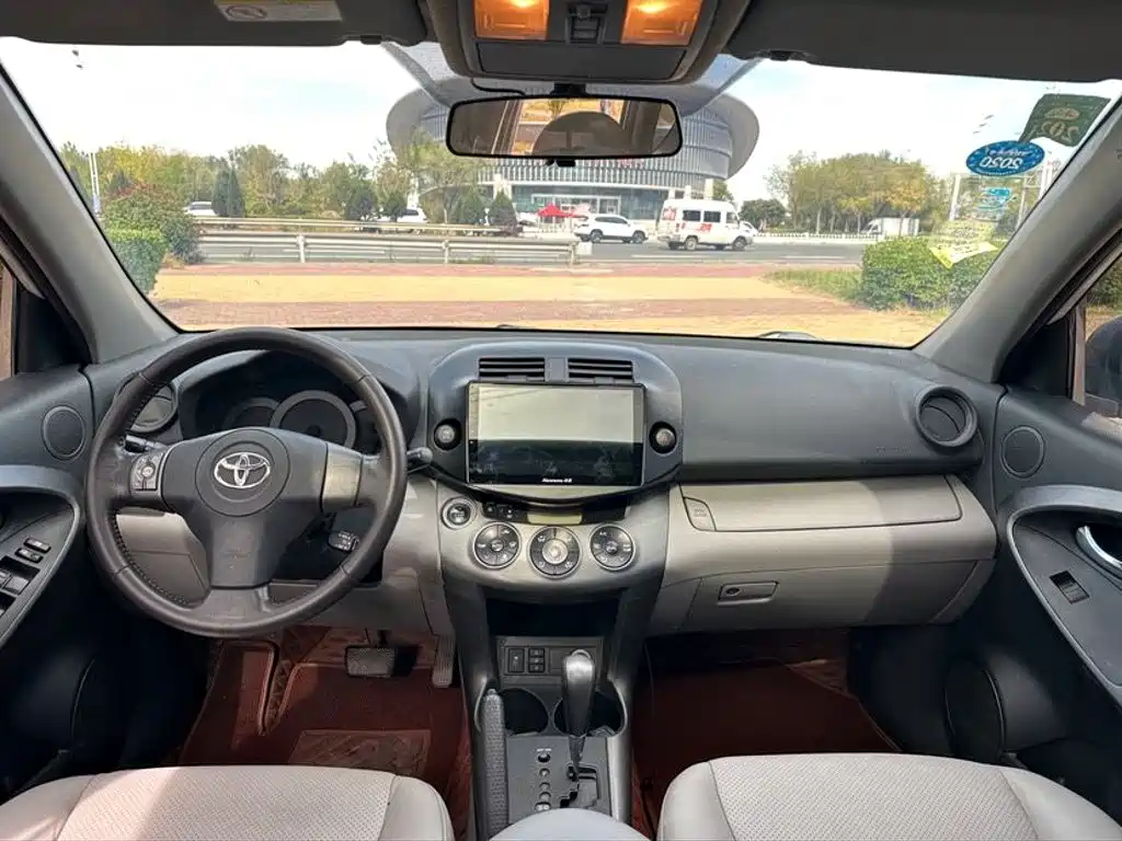 Toyota RAV4 — миниатюра 9