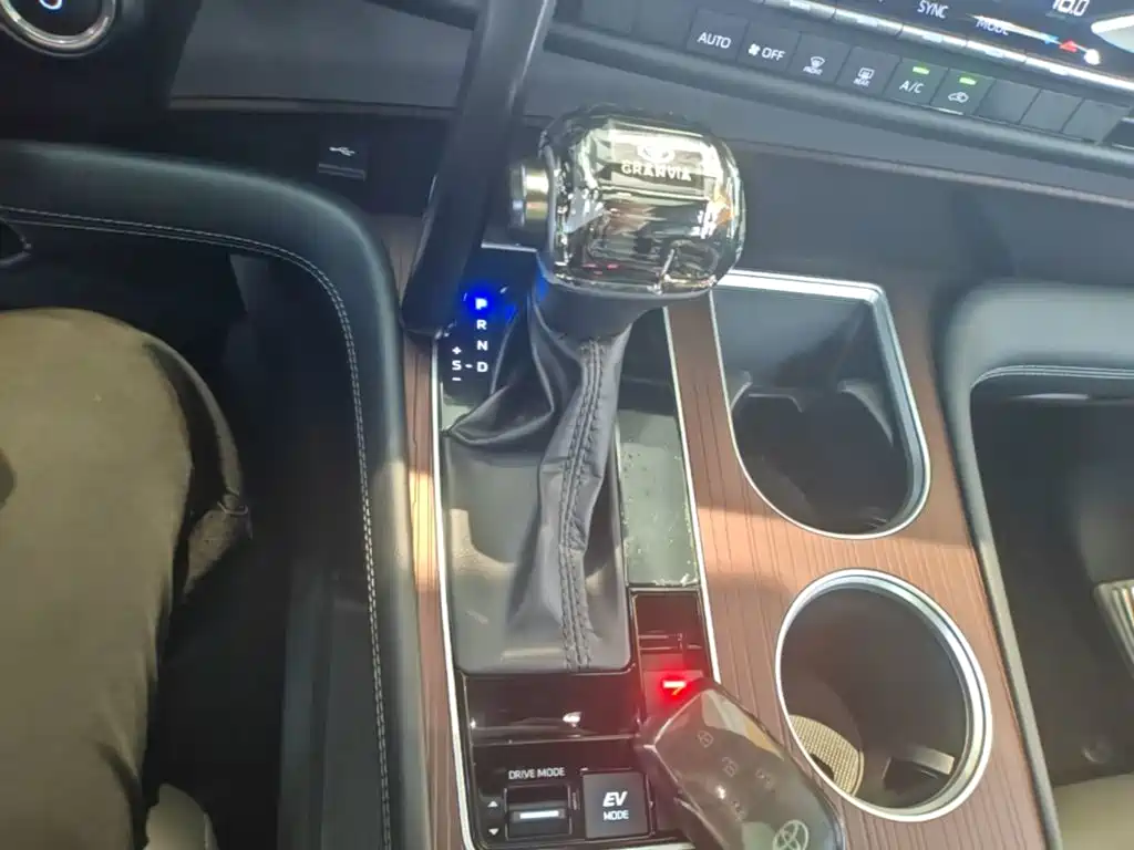 Toyota Granvia — миниатюра 14