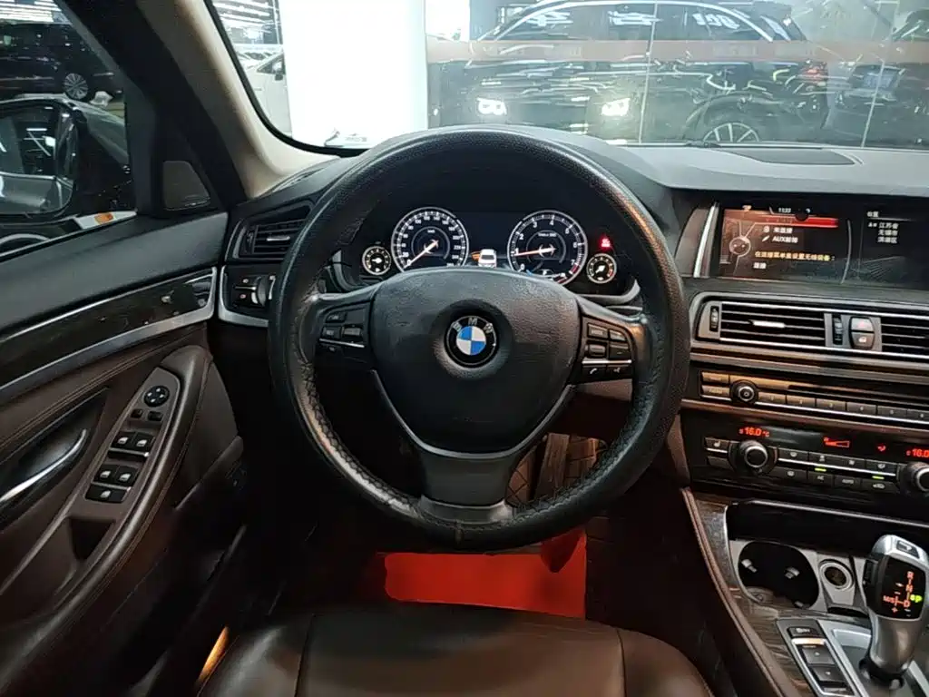 BMW 5 Series — миниатюра 11