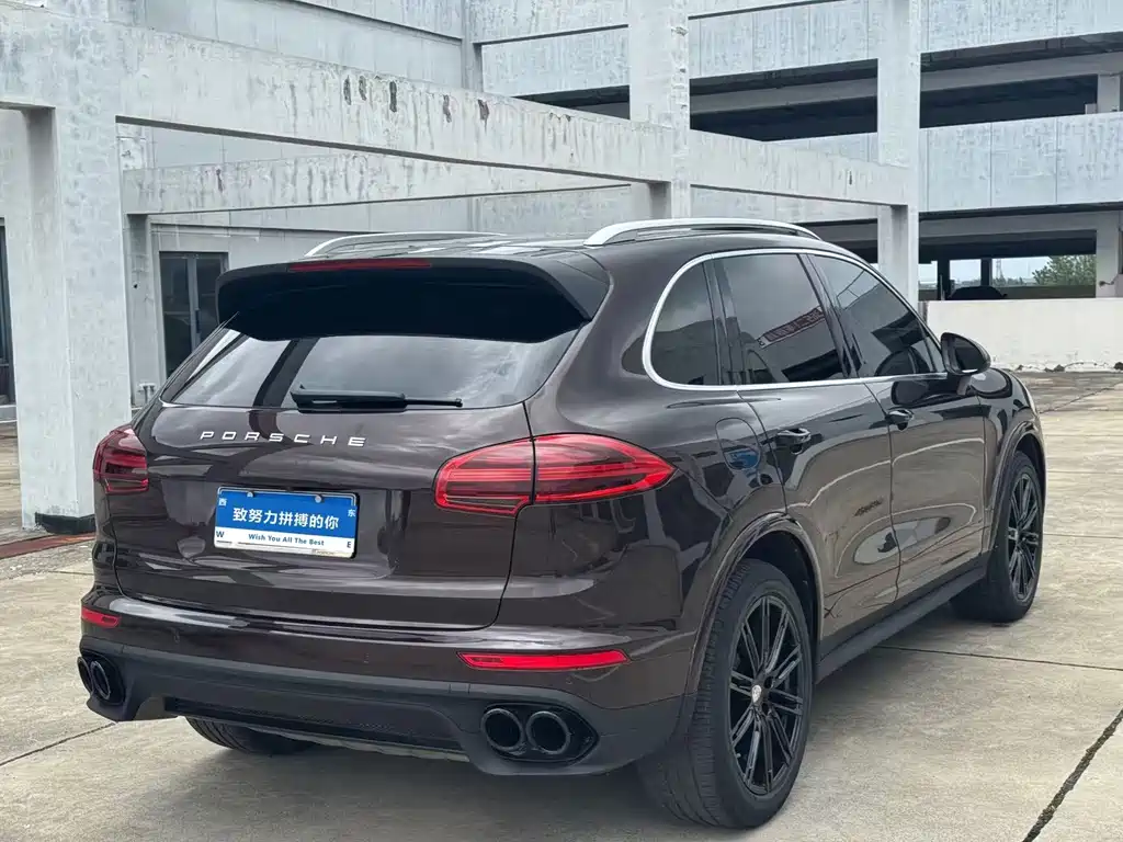 Porsche Cayenne — миниатюра 7