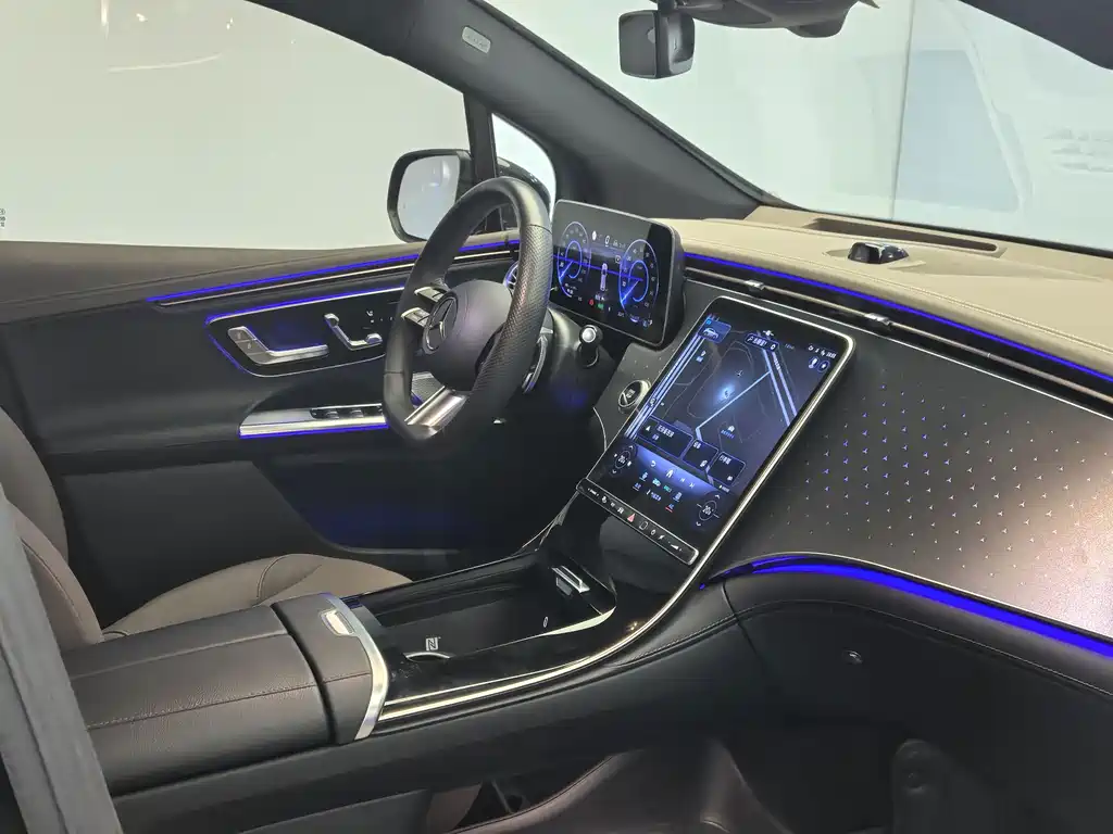 Mercedes-Benz EQE SUV — миниатюра 12