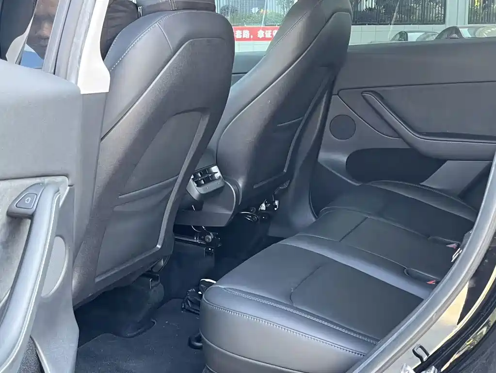 Tesla Model Y — миниатюра 5