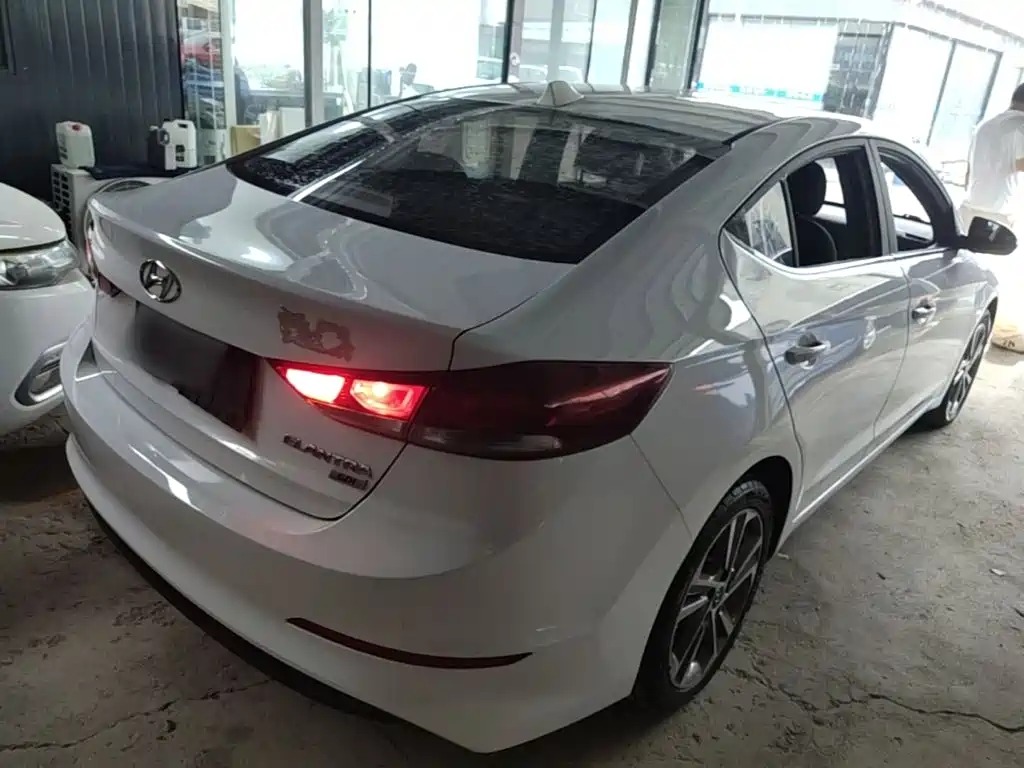 Hyundai Elantra — миниатюра 7