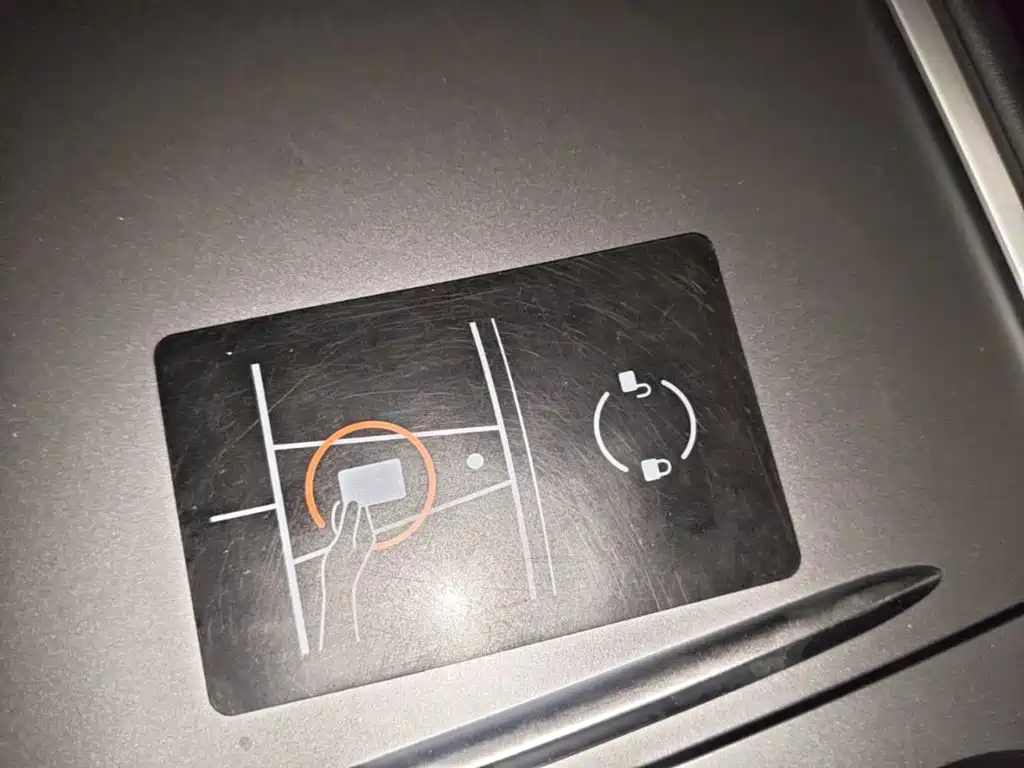 Tesla Model Y — миниатюра 9