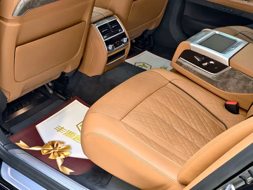 BMW 7 Series — миниатюра 11