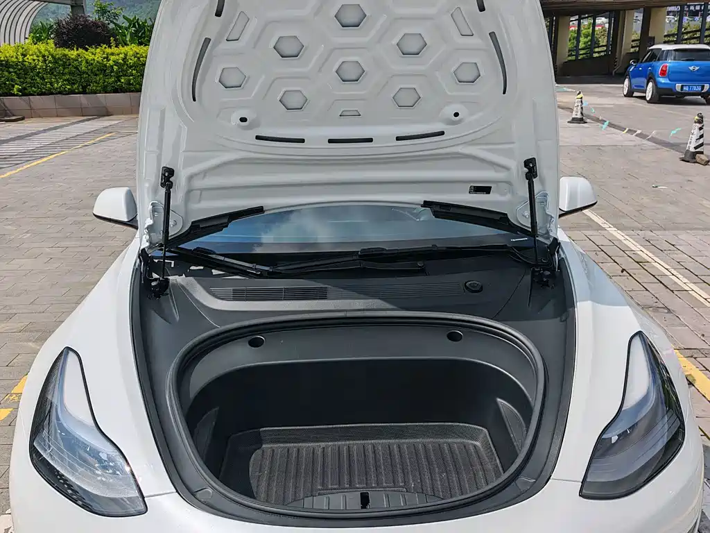 Tesla Model 3 — миниатюра 12