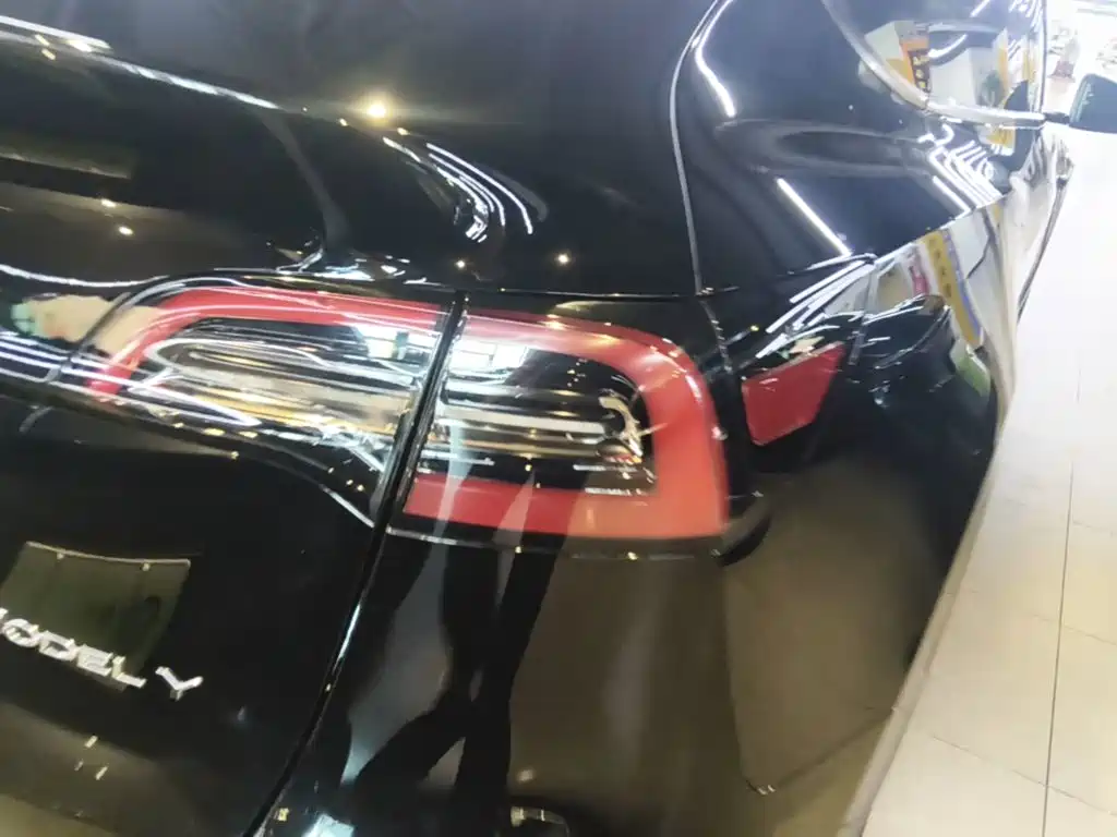 Tesla Model Y — миниатюра 8