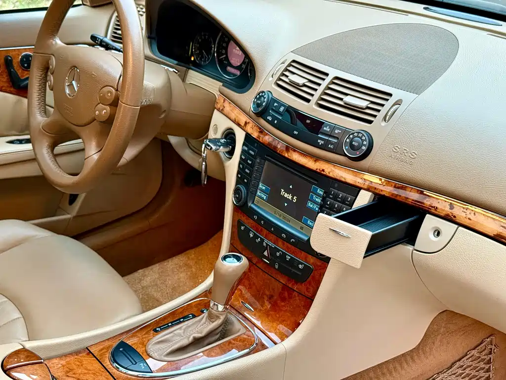 Mercedes-Benz E-Class — миниатюра 16