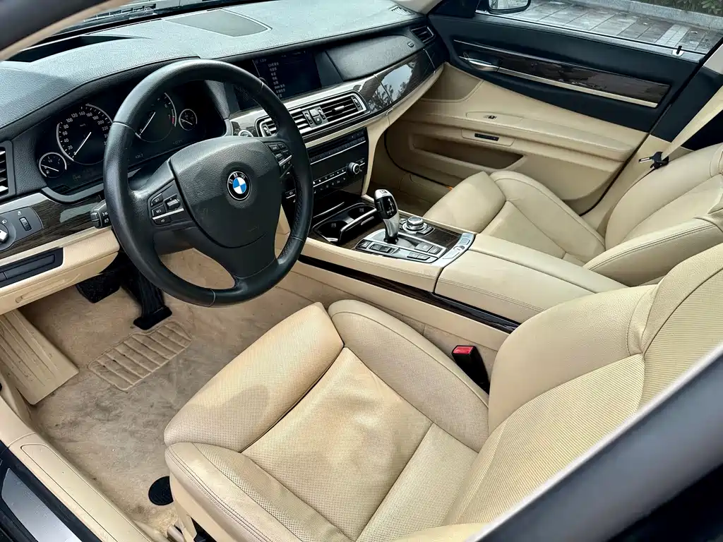 BMW 7 Series — миниатюра 9