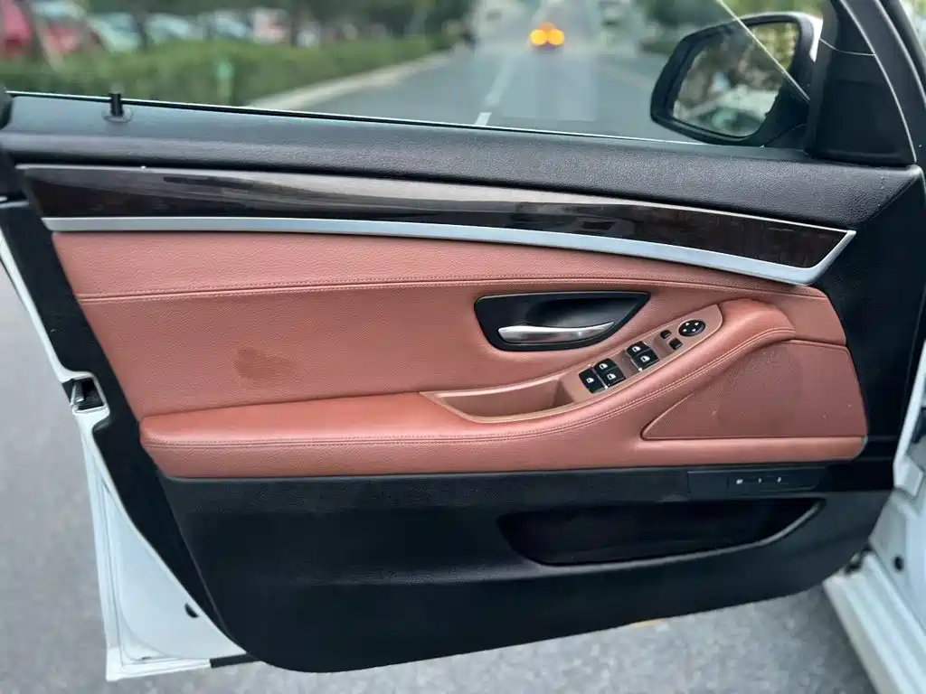 BMW 5 Series — миниатюра 7