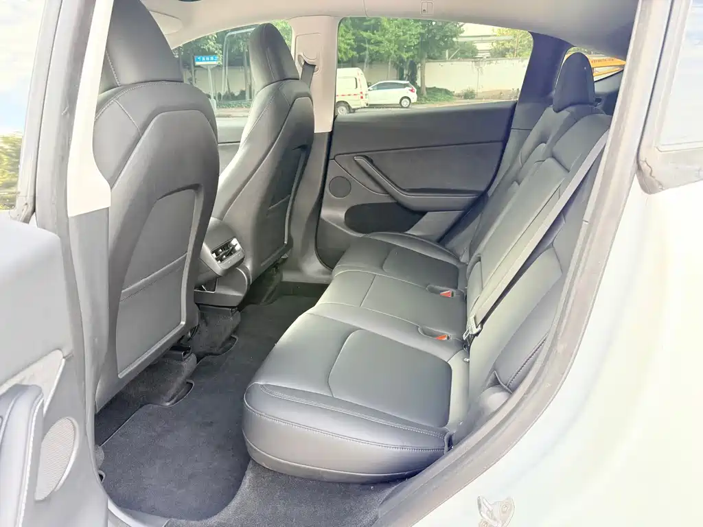 Tesla Model Y — миниатюра 6