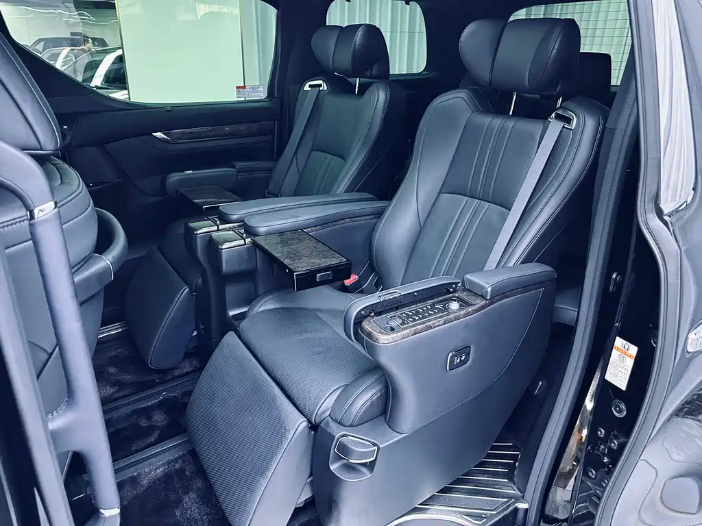Toyota Alphard — миниатюра 22