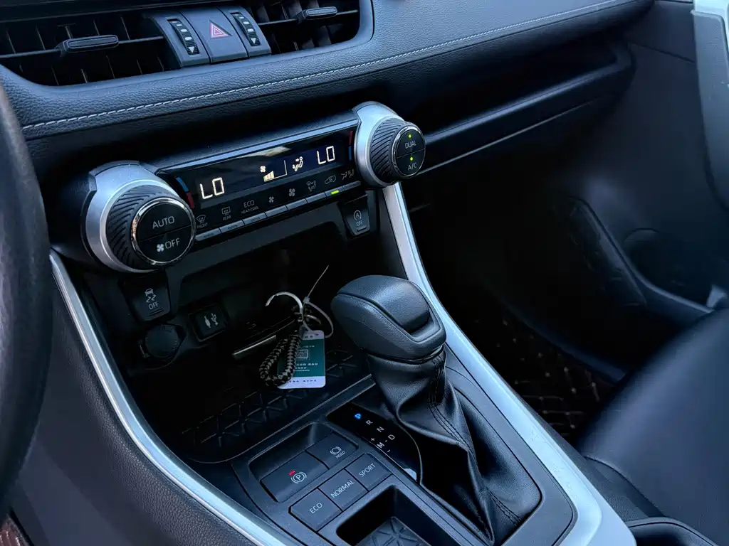 Toyota RAV4 — миниатюра 7