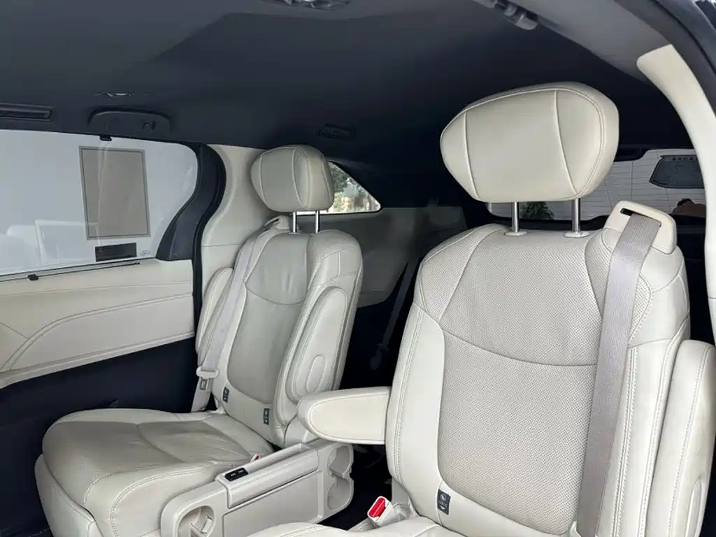 Toyota Sienna — миниатюра 19