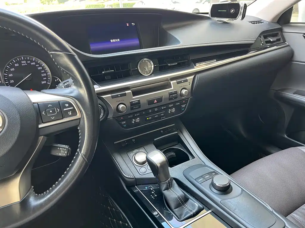 Lexus ES — миниатюра 16