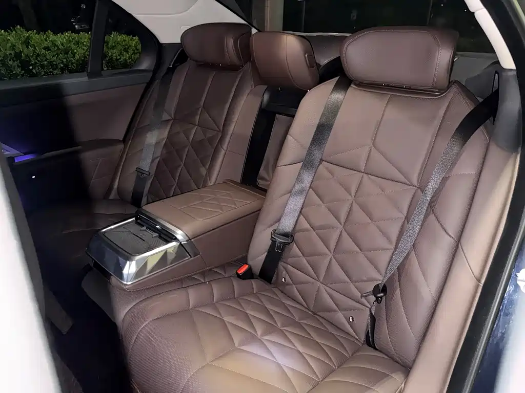 BMW 7 Series — миниатюра 8