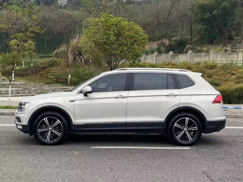 Volkswagen Tiguan L L 2019 330TSI AT Comfort VI
