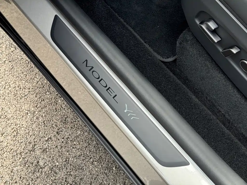 Tesla Model Y L — миниатюра 11