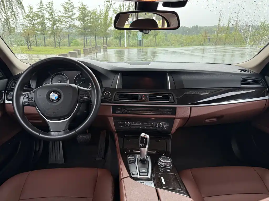 BMW 5 Series — миниатюра 10