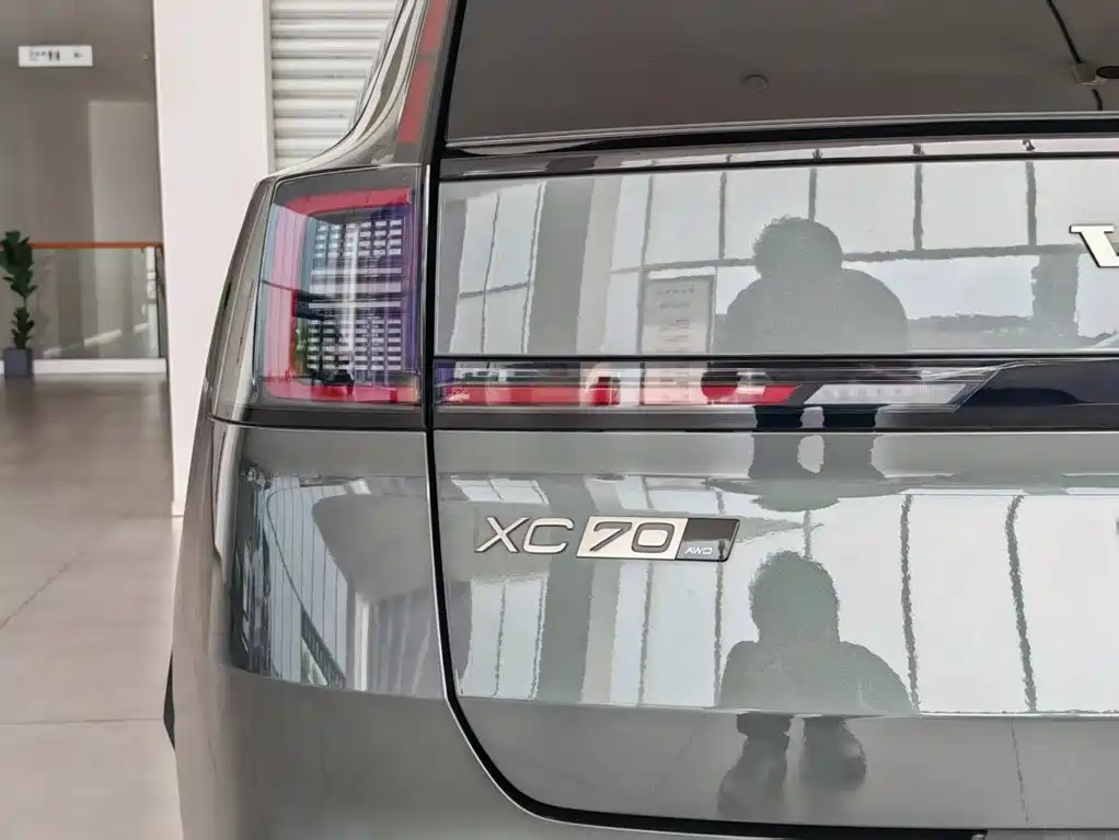 Volvo XC70 PHEV — миниатюра 17